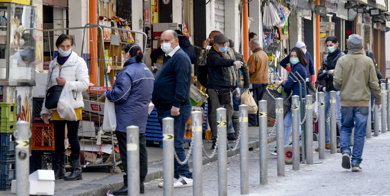 Coronavirus, a Napoli ancora folla in alcuni quartieri popolari