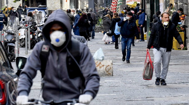 coronavirus napoli folla