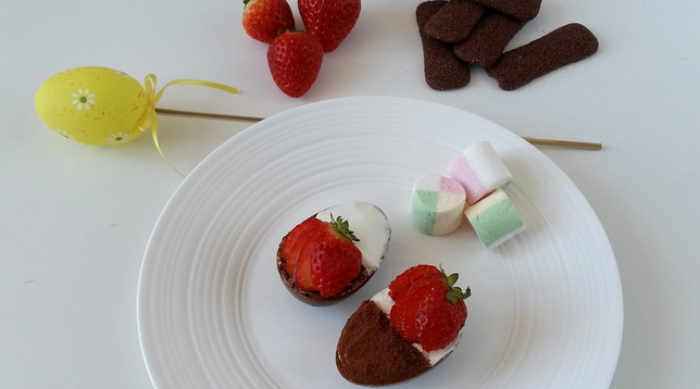 Mini uova di Pasqua ripiene di tiramisù al cioccolato e fragole