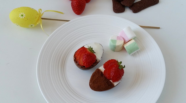 Mini uova di Pasqua ripiene di tiramisù al cioccolato e fragole