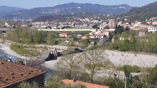 Crolla il ponte di Caprigliola tra La Spezia e Massa: un ferito | Spezzato in due un gasdotto, bloccata la fuoriuscita