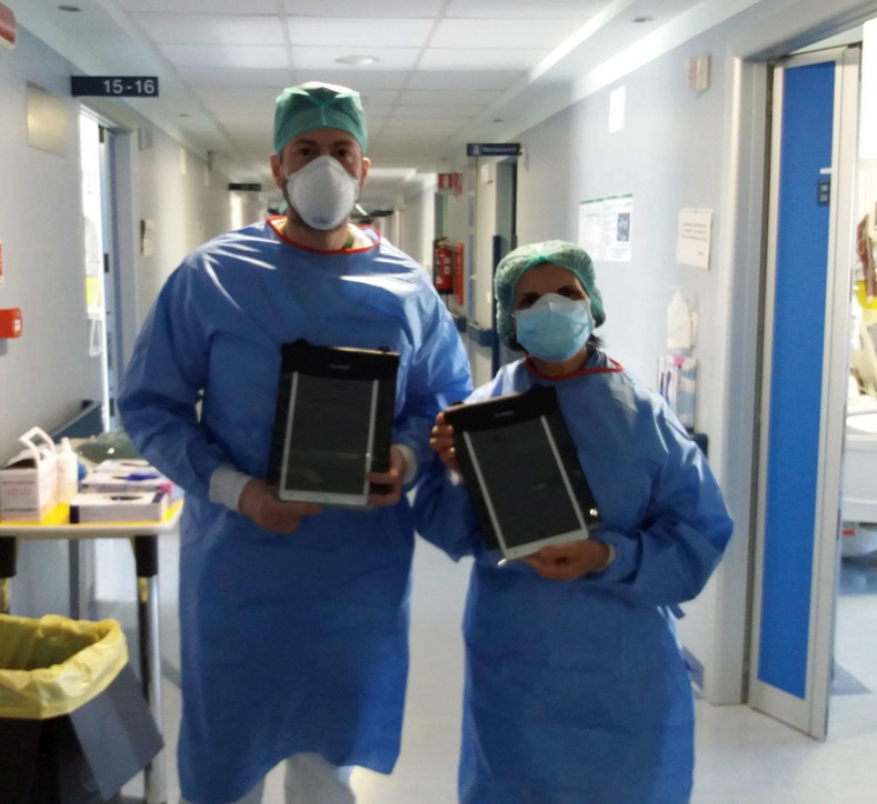 Coronavirus, sorpresa di Pasqua per i malati a Cremona: tablet per parlare con i familiari