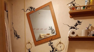 La nuova opera di Banksy &egrave;... a casa sua: i ratti invadono il bagno