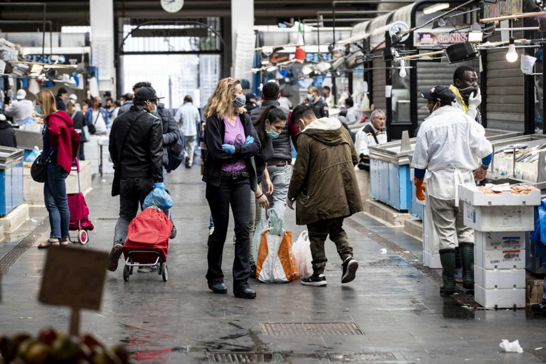 Coronavirus, ennesimo weekend di lockdown, tra controlli e sanificazioni