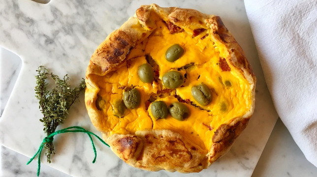 Torta rustica con ricotta, salamino e olive