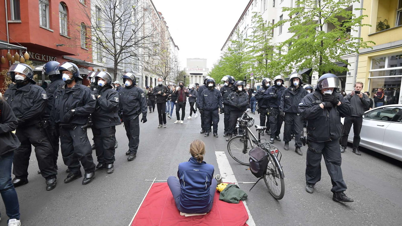Coronavirus, proteste contro il lockdown più di 100 arresti a Berlino