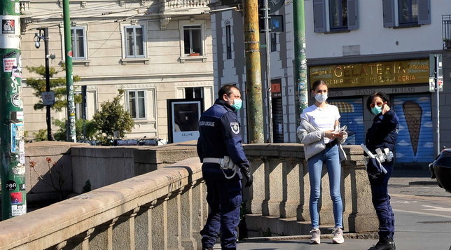 coronavirus milano controlli mascherine