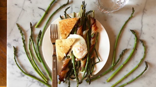 Uovo poché con asparagi al forno e bacon, il piatto unico