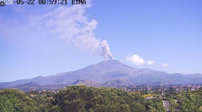 Etna eruzione fumo cenere nube vulcano