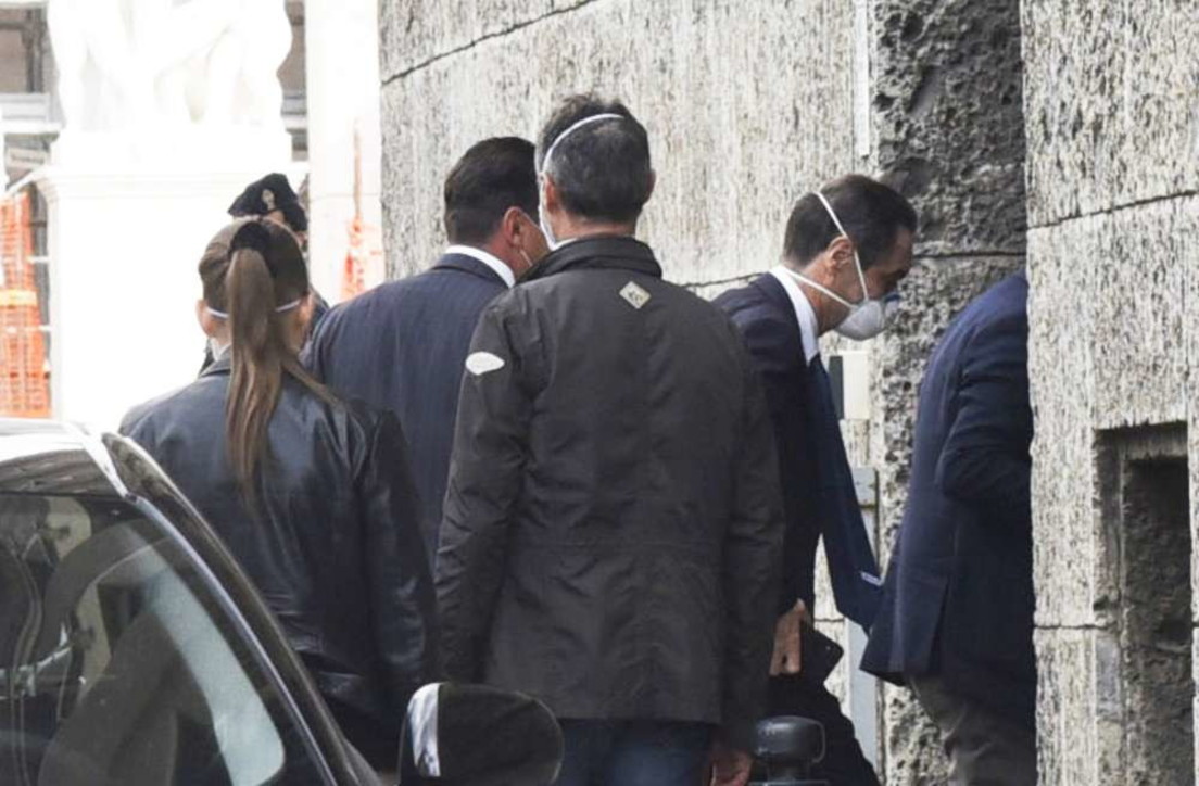 Fontana in Procura a Bergamo contestato dai cittadini