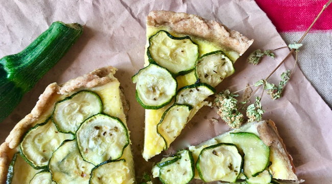 Quiche di parmigiano con zucchine e origano