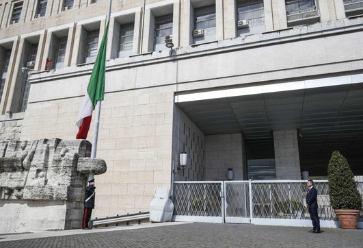 coronavirus bandiere mezz'asta Farnesina ministero Esteri