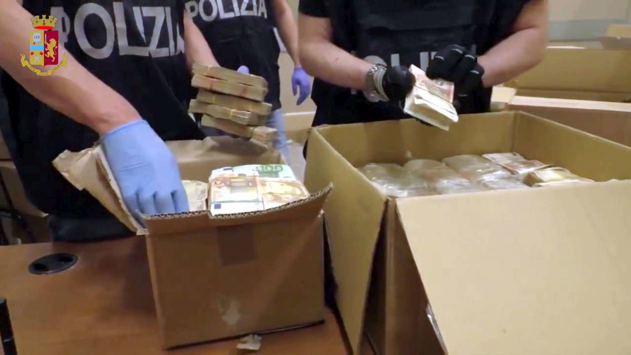 Milano, droga trovati 15 milioni in contanti nascosti in un muro, 3 arresti Milano, droga trovati 15 milioni in contanti nascosti in un muro, 3 arresti