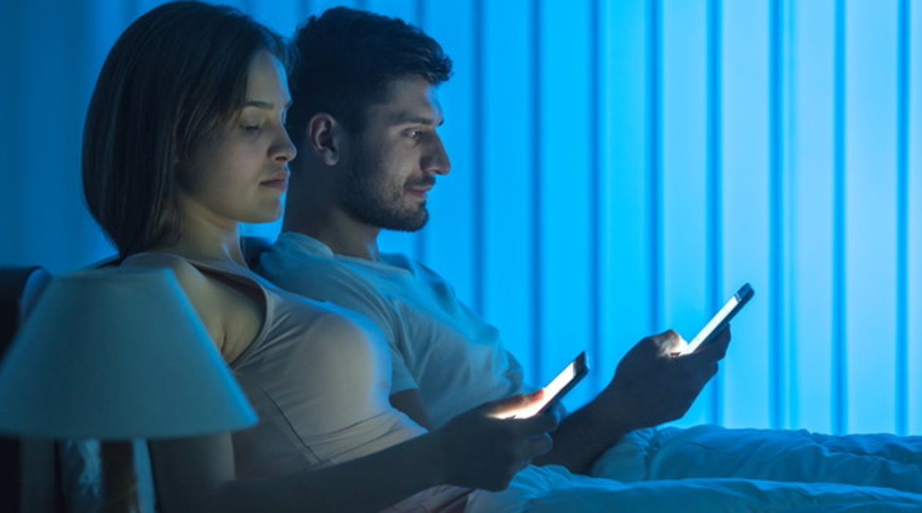 Luce blu difendiamoci dai danni da “tintarella da pc”