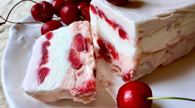 Semifreddo panna, ciliegie e vaniglia: facile e supergoloso