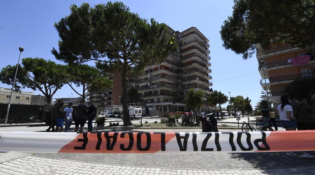 Coronavirus, prorogata la zona rossa ai Palazzi ex Cirio di Mondragone Coronavirus, prorogata la zona rossa ai Palazzi ex Cirio di Mondragone