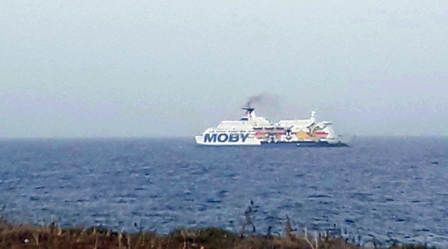 Sbarcati i 169 migranti dalla Moby Zazà: andranno a Crotone