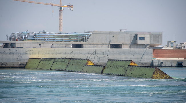 Mose Venezia, per la prima volta entra in funzione il sistema di 78 dighe mobili