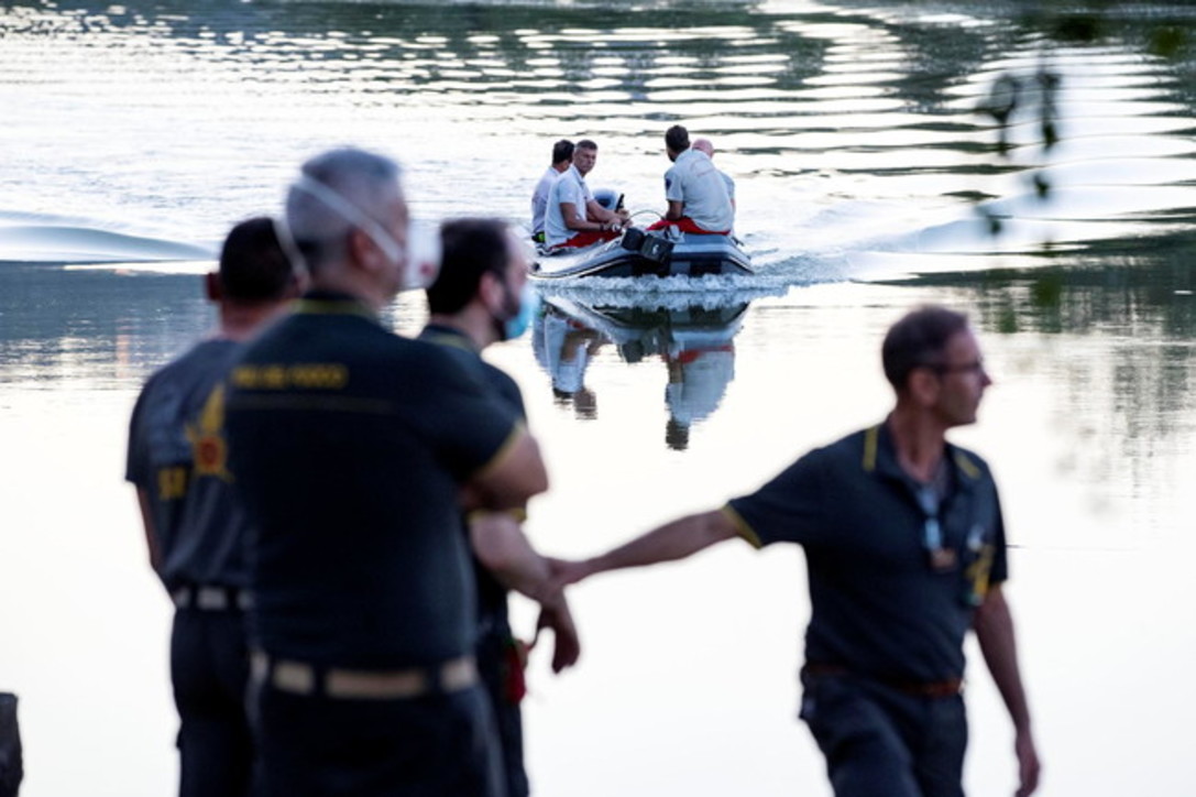 Roma, elicottero precipita nel Tevere e si inabissa