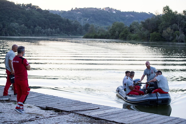 roma tevere elicottero precipitato
