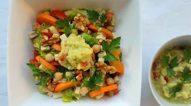 Insalata vegana con ceci tofu albicocche e crema di avocado