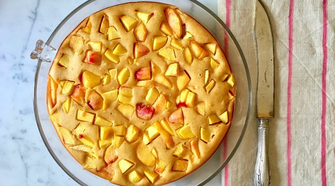 Torta morbida di yogurt e pesche