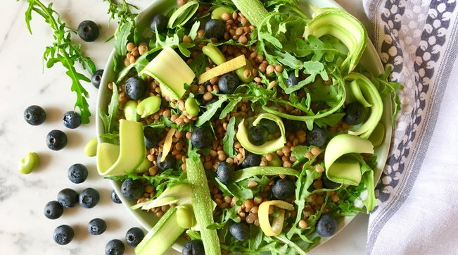 Insalata di lenticchie, zucchine, rucola e mirtilli