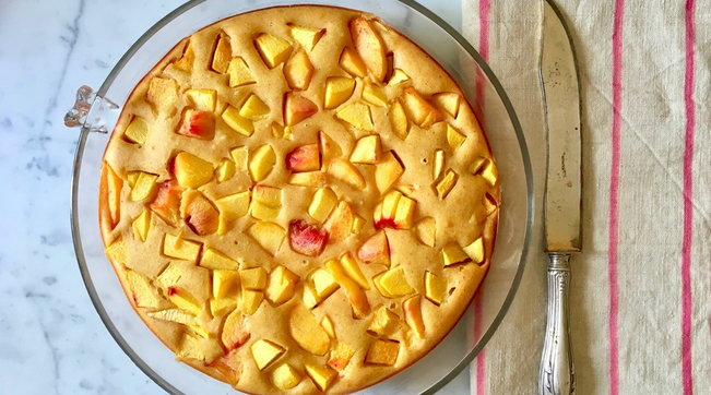 Torta morbida di yogurt e pesche