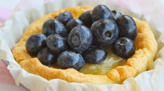 Tartellette con lemon curd e mirtilli