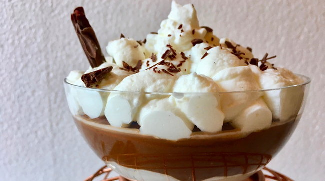 Mousse di cioccolato fondente all'acqua e panna montata