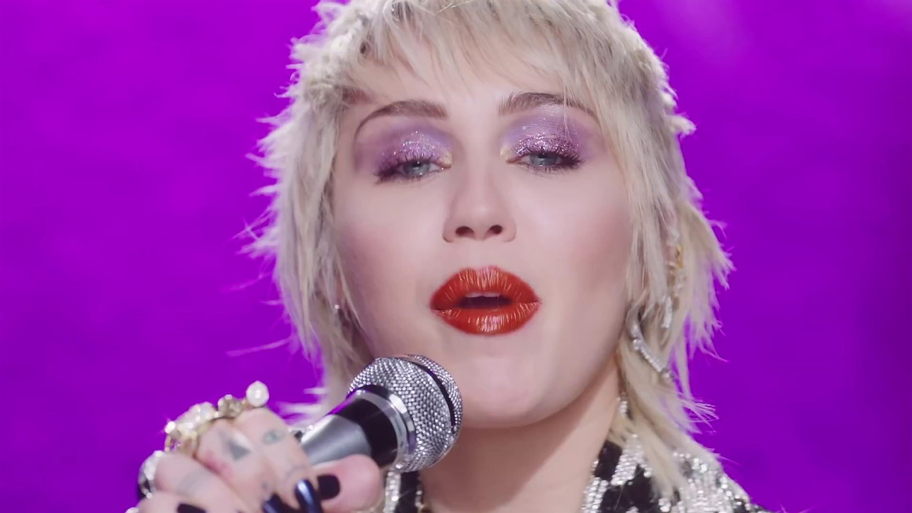 Miley Cyrus, nudità e trasparenze nel video di "Midnight Sky"