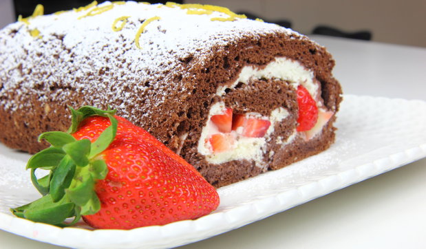Rotolo senza glutine al cacao e fragole