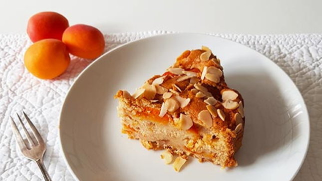 Torta alle albicocche yogurt e mandorle