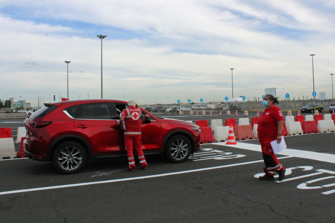 Coronavirus, a Fiumicino inaugurato il più grande drive-in d'Italia per eseguire i tamponi