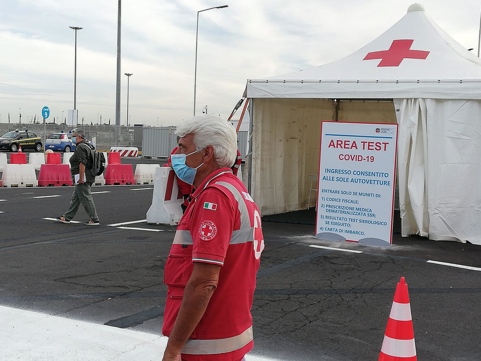 Coronavirus, a Fiumicino inaugurato il più grande drive-in d'Italia per eseguire i tamponi