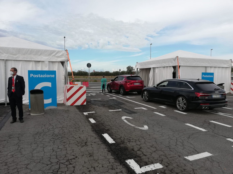 Coronavirus, a Fiumicino inaugurato il più grande drive-in d'Italia per eseguire i tamponi