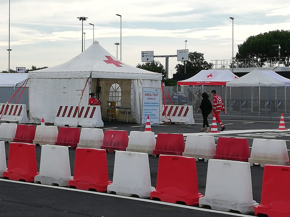 Coronavirus, a Fiumicino inaugurato il più grande drive-in d'Italia per eseguire i tamponi