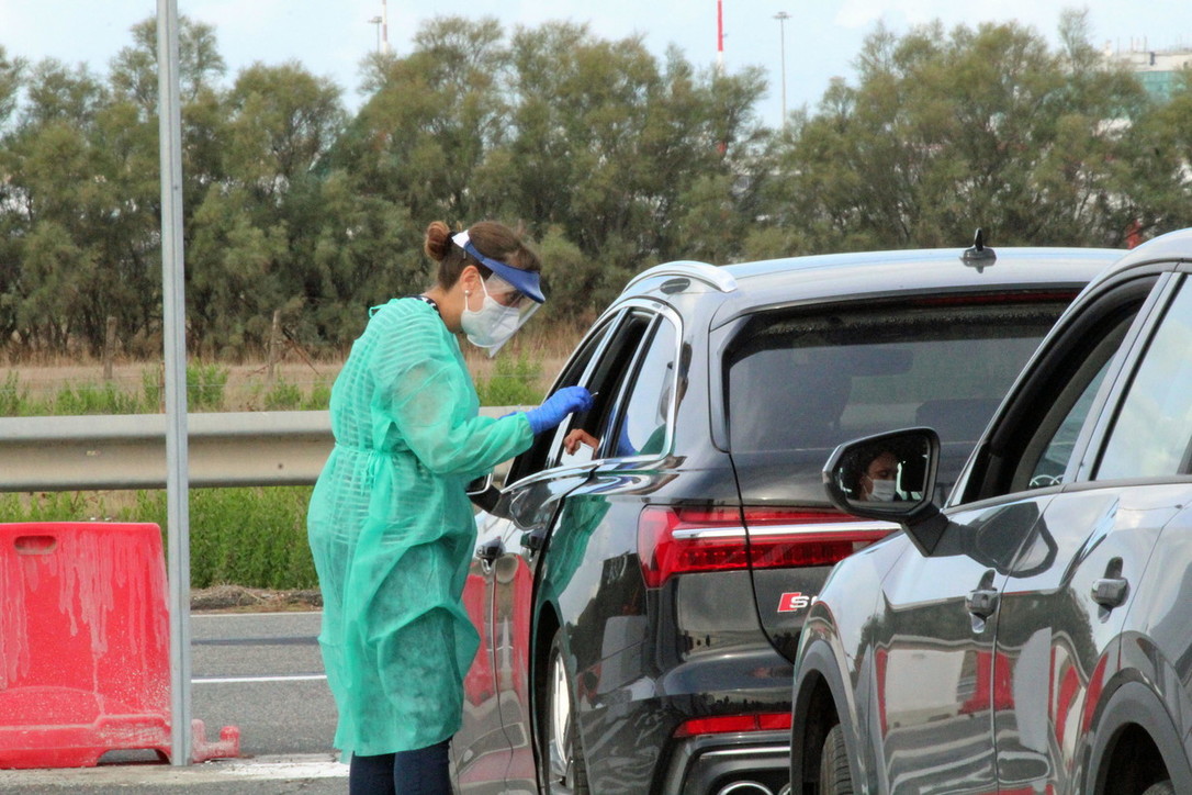 Coronavirus, a Fiumicino inaugurato il più grande drive-in d'Italia per eseguire i tamponi