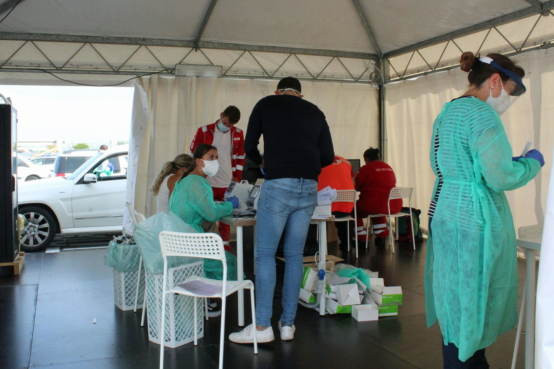 Coronavirus, a Fiumicino inaugurato il più grande drive-in d'Italia per eseguire i tamponi