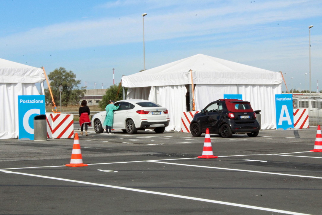 Coronavirus, a Fiumicino inaugurato il più grande drive-in d'Italia per eseguire i tamponi