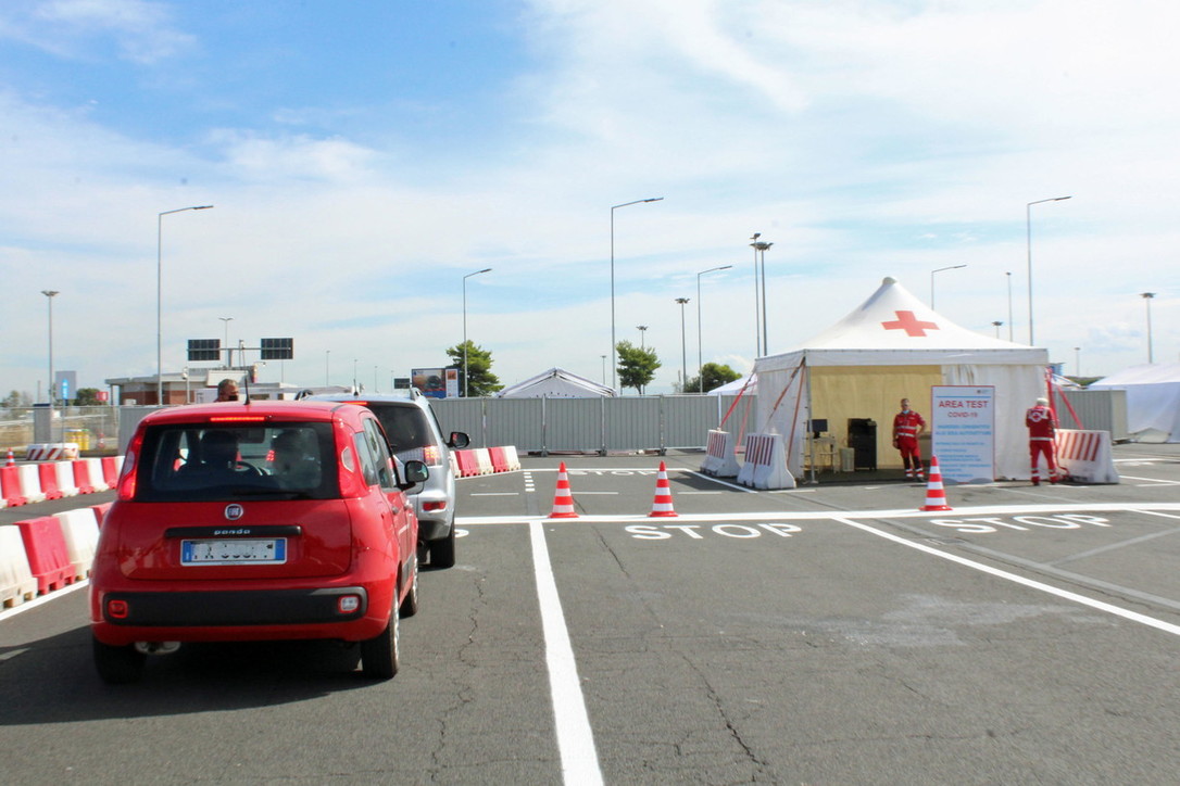 Coronavirus, a Fiumicino inaugurato il più grande drive-in d'Italia per eseguire i tamponi