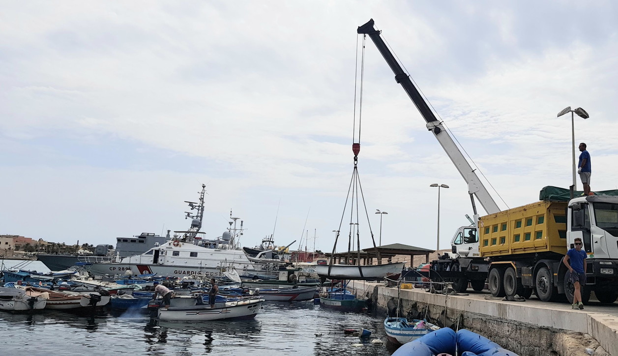 Lampedusa, al porto la demolizione di 160 barchini utilizzati dai migranti