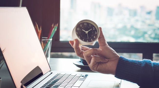 lavoro computer e orologio, turni