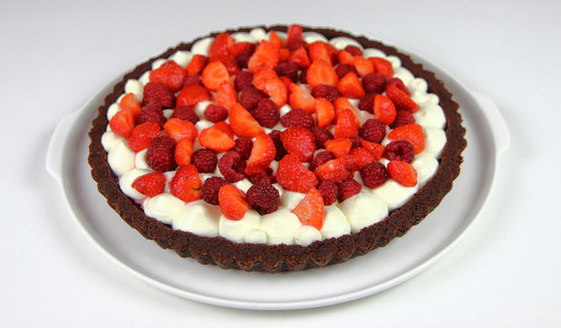 Crostata senza cottura con crema allo yogurt greco, fragole e lamponi