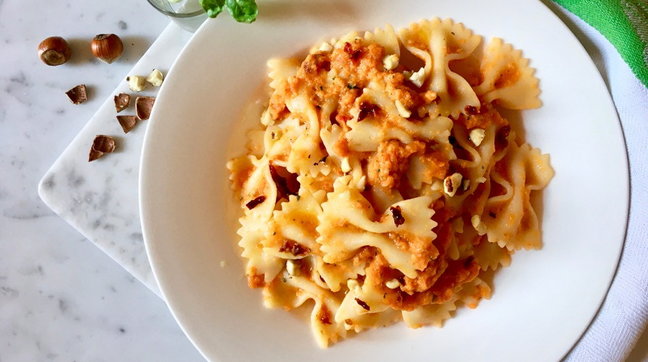 Farfalle con salsa espressa di pomodoro saporito