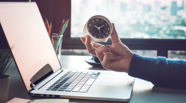 lavoro computer e orologio, turni