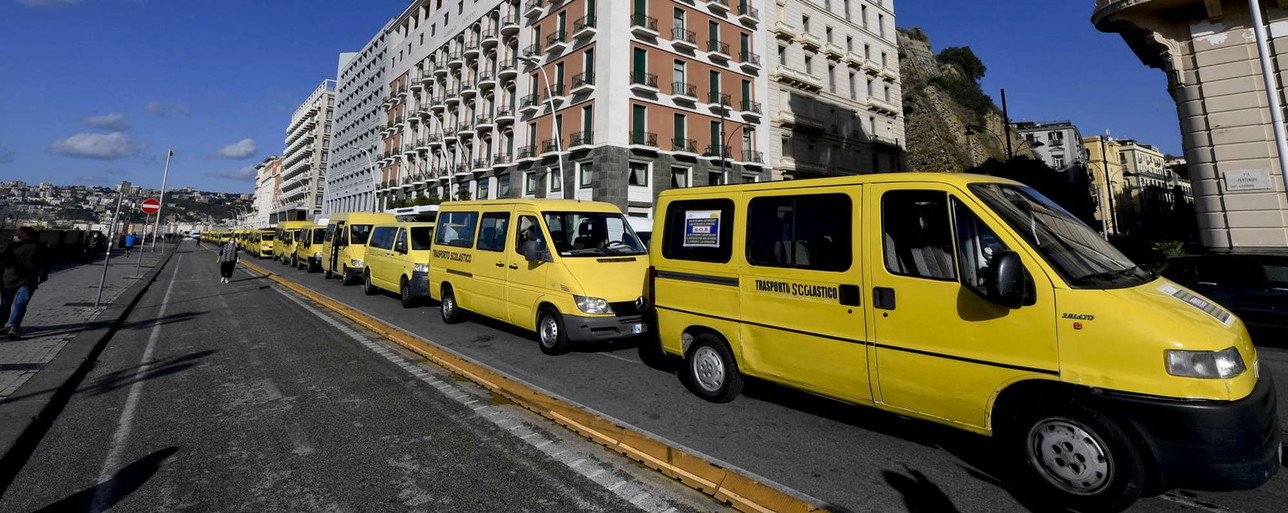 Napoli, le mamme e gli autisti di bus protestano contro la chiusura delle scuole