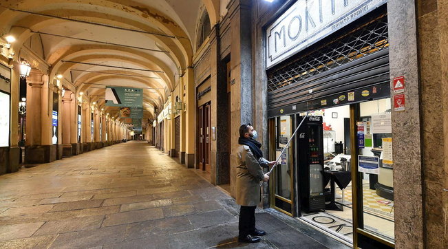 covid torino no movida bar tavolini vuoti locali