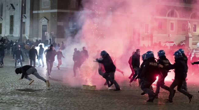 Roma, protesta contro le misure anti-Covid: disordini, cassonetti in fiamme e diversi fermi