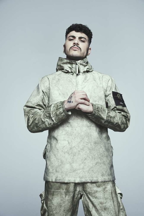 Il rapper Izi invita a combattere l'ingiustizia senza violenza in